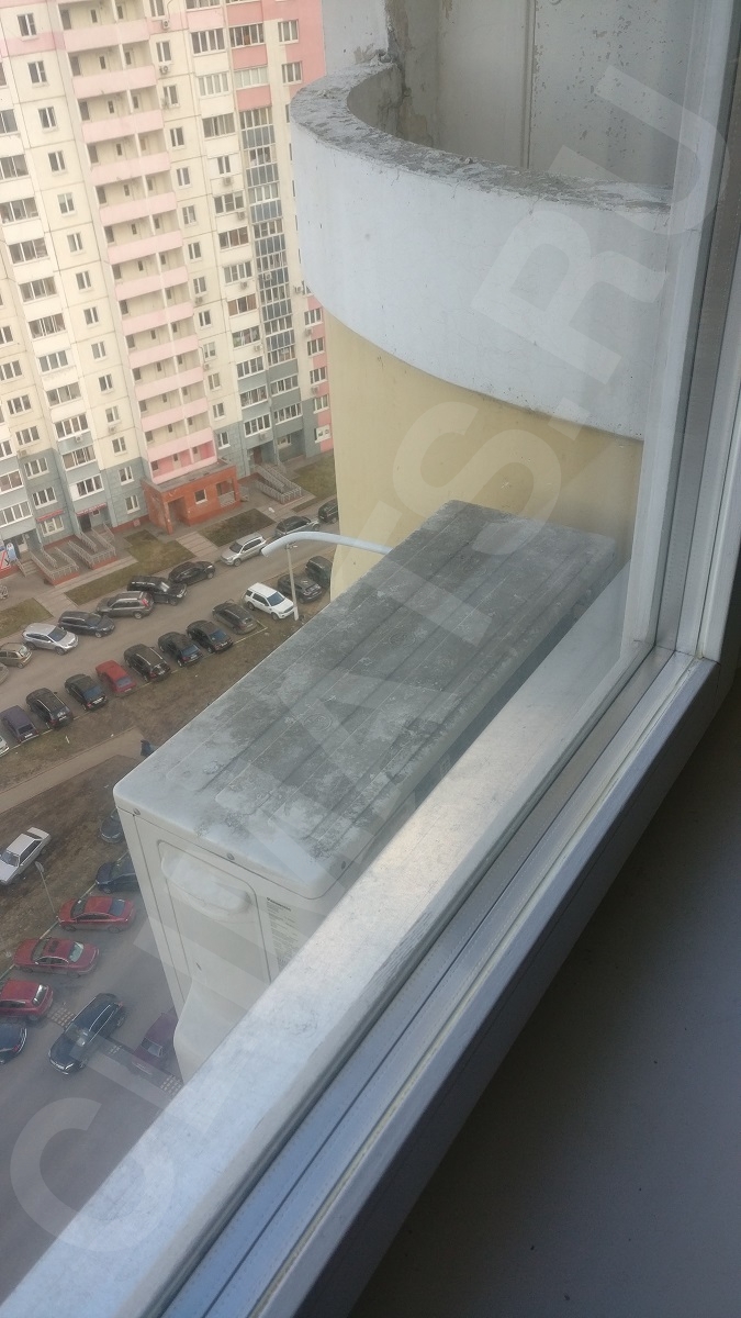 Внешний блок кондиционера переставили с балкона под окно соседней комнаты