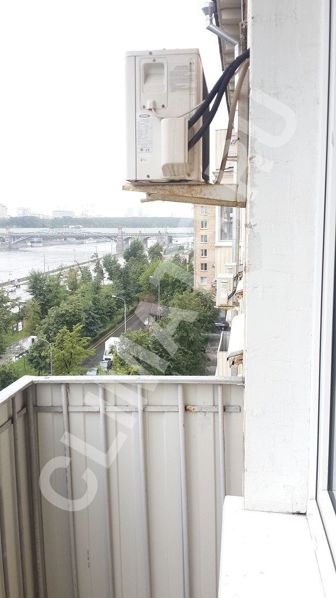Внешний блок висит к балкону нужным краем — подключения трубок и проводов доступны